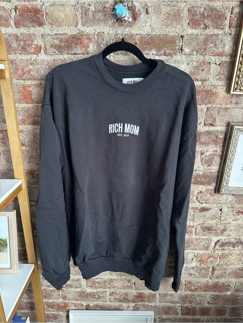 Rich Mom Crew Neck Sweatshirt in Black